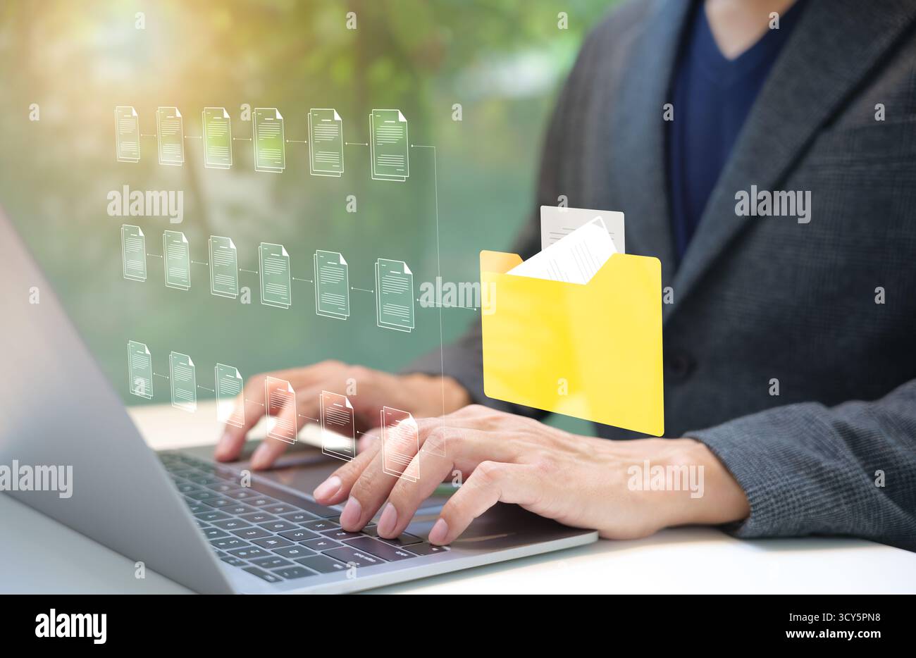 Concetto del sistema di gestione dei documenti DMS. Uomo d'affari che utilizza un computer per gestire i file di documenti nelle cartelle. archiviazione file cartella su cloud. condividi database Foto Stock