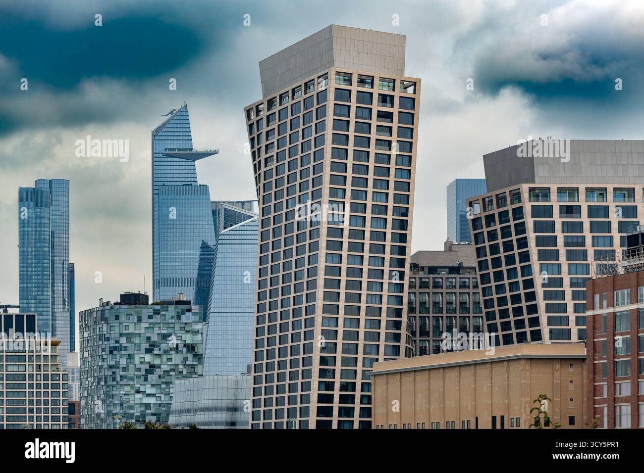 Il vibrante sviluppo urbano dei Hudson Yards e le strutture moderne adiacenti nel quartiere Chelsea di New York. Foto Stock