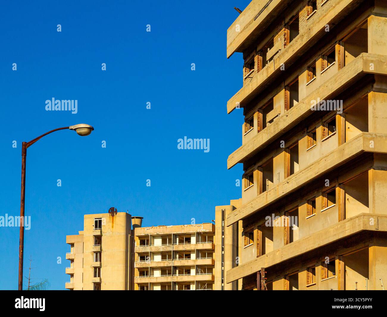 Edifici abbandonati a Varosha, una località turistica di Famagosta controllata dalla Repubblica turca di Cipro del Nord dopo l'invasione turca del 1974 Foto Stock