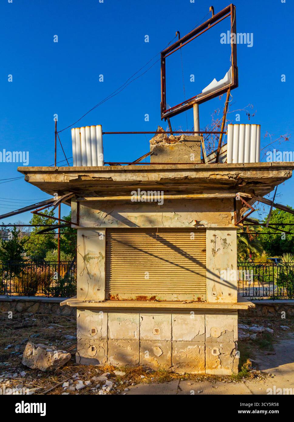 Edifici abbandonati a Varosha, una località turistica di Famagosta controllata dalla Repubblica turca di Cipro del Nord dopo l'invasione turca del 1974 Foto Stock