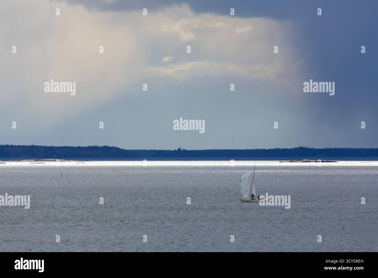 Ramdata barca a vela in una luce spettacolare con un clima mutevole in avvicinamento a Helsinki, Finlandia, Europa a maggio Foto Stock