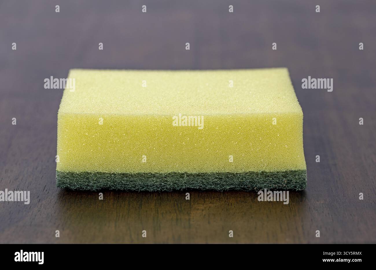 Una spugna gialla spugna verde scrub pad strumento per la pulizia di articoli per la casa spugna per il lavaggio di piatti spugna abrasiva schiuma porosa igiene sensazione igienica Foto Stock
