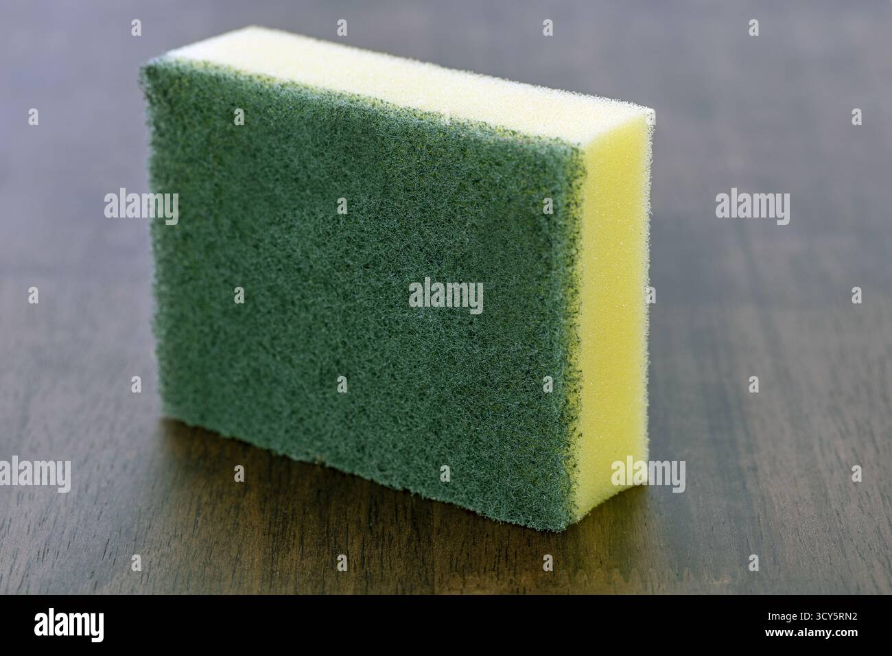 Una spugna verde spugna per pulizia spugna per cucina spugna per pulizia domestica spugna abrasiva schiuma gialla igiene porosa Foto Stock