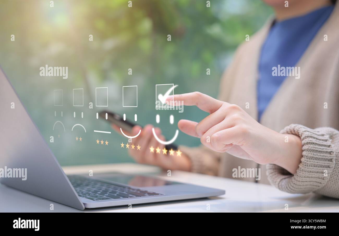 Analisi dei clienti feedback sulla soddisfazione del cliente. La persona interagisce con il laptop, assegnando una valutazione a cinque stelle utilizzando un sistema di feedback digitale, Foto Stock
