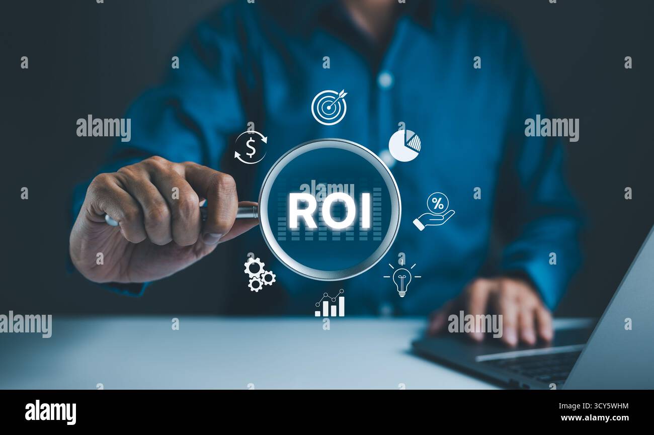 Analisi del concetto di ritorno sugli investimenti (ROI). Uomo d'affari in possesso di una lente d'ingrandimento con ROI e varie icone finanziarie, che rappresentano l'analisi o Foto Stock