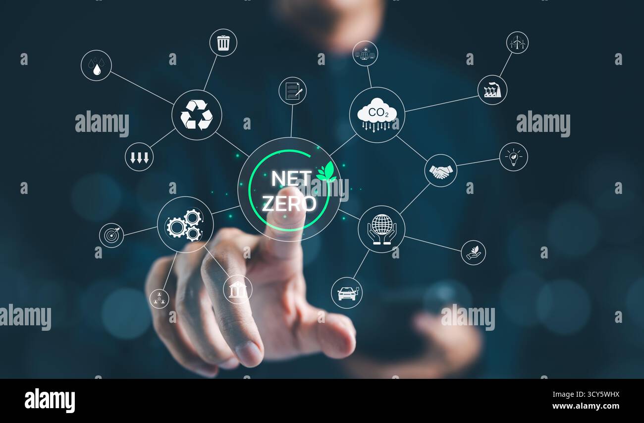 Concetto di neutralità del carbonio. Persona che interagisce con un’interfaccia digitale che mostra varie icone relative alle emissioni nette a zero emissioni di carbonio e alla sostenibilità, Foto Stock