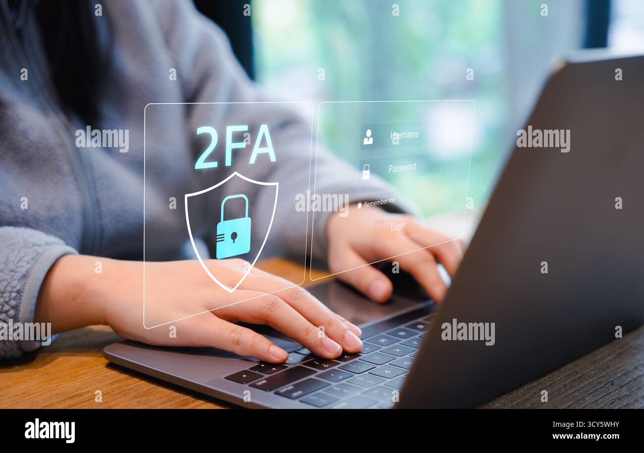Autenticazione a due fattori per la sicurezza informatica. Persona che utilizza un notebook con uno schermo digitale che visualizza un'icona di scudo e "2FA" che rappresenta due fattori Foto Stock