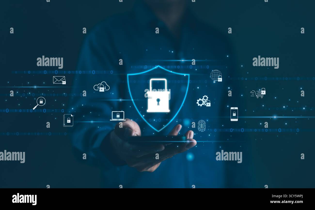 Concetto di sicurezza informatica. Una persona possiede uno smartphone che mostra uno scudo con il simbolo di un lucchetto, circondato da varie icone di sicurezza informatica, Foto Stock