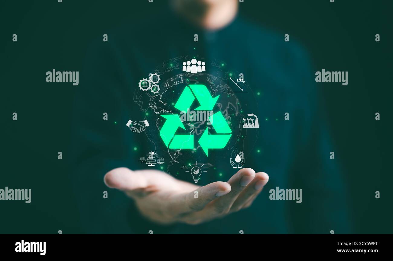 Icona del riciclaggio, concetto di sviluppo sostenibile. Uomo presente riciclaggio incandescente, circondato da vari simboli di sostenibilità, Foto Stock