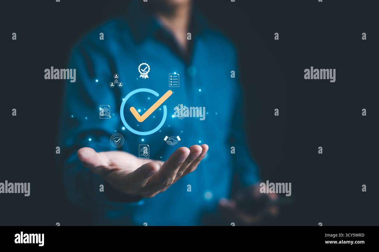 Uomo d'affari con l'icona digitale di un segno di spunta con simboli di garanzia della qualità e certificazione, conformità agli standard e garanzia. controllo qualità Foto Stock