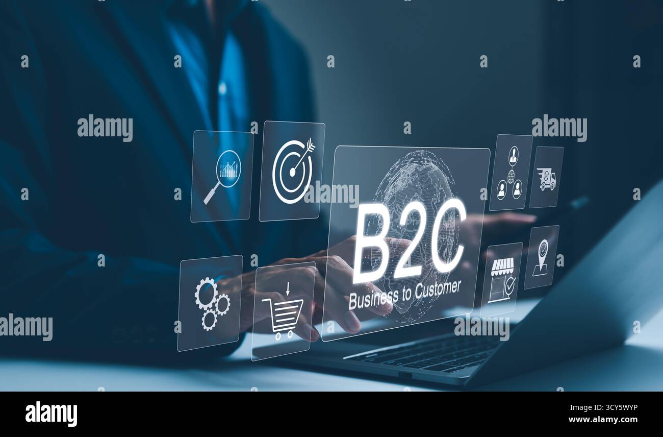 Strategia di marketing digitale B2C Business to Customer. Uomo d'affari con icone strategie di marketing B2C su un notebook, tra cui target, acquisti online, Foto Stock