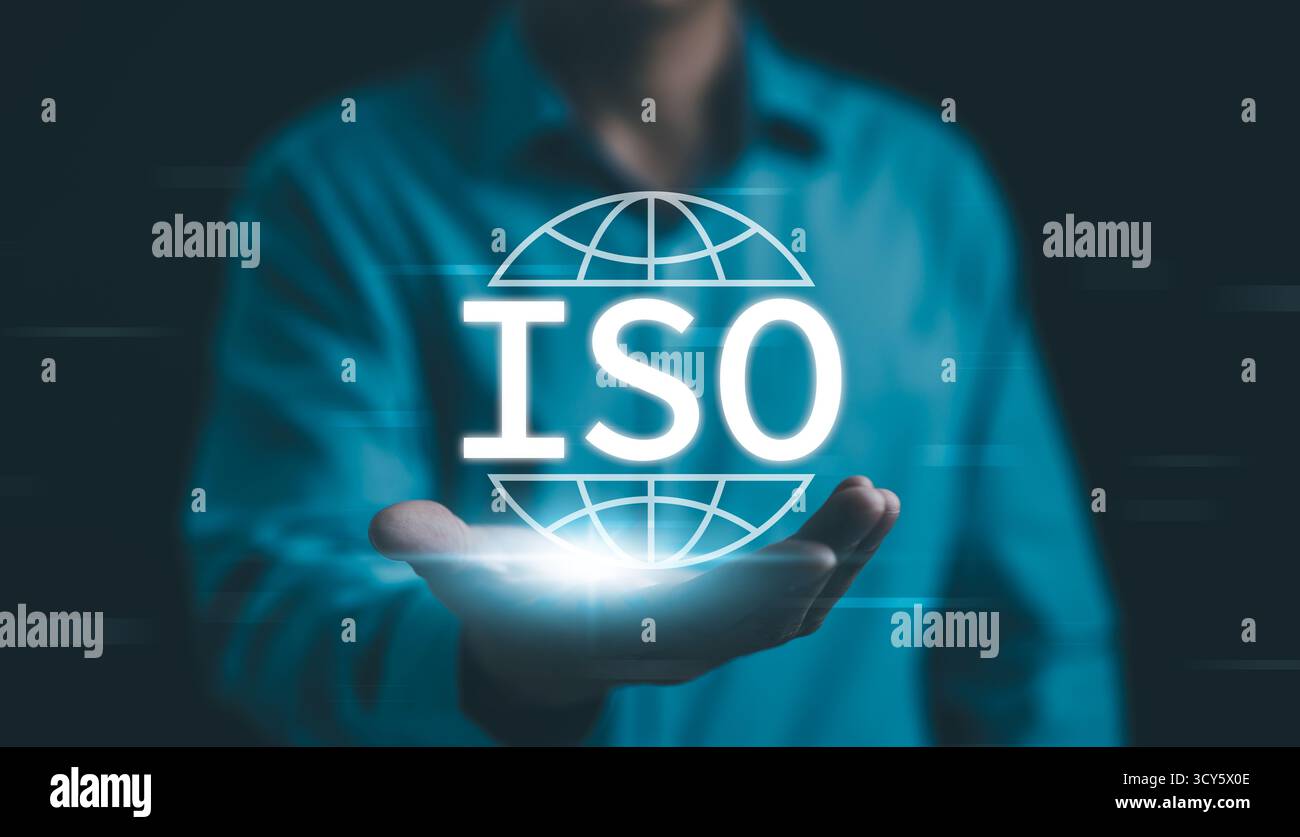 Standard ISO controllo di qualità. L'uomo d'affari ha un brillante simbolo ISO, che rappresenta il controllo di qualità internazionale, la garanzia e il business Foto Stock