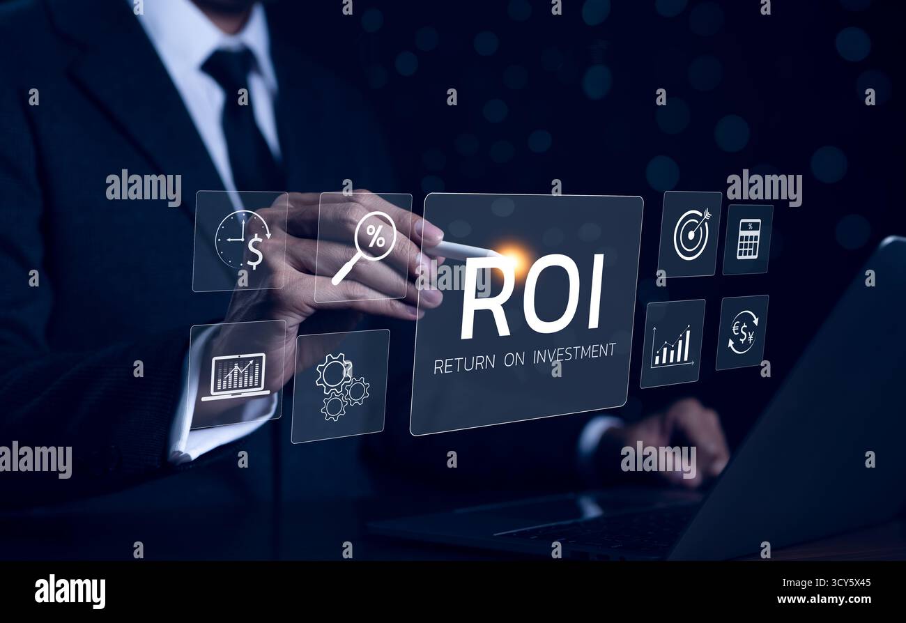 ROI, analizzando il concetto di ritorno sugli investimenti. Uomo d'affari con icone digitali che rappresentano l'analisi del ROI, grafici, percentuali e simboli finanziari, Foto Stock