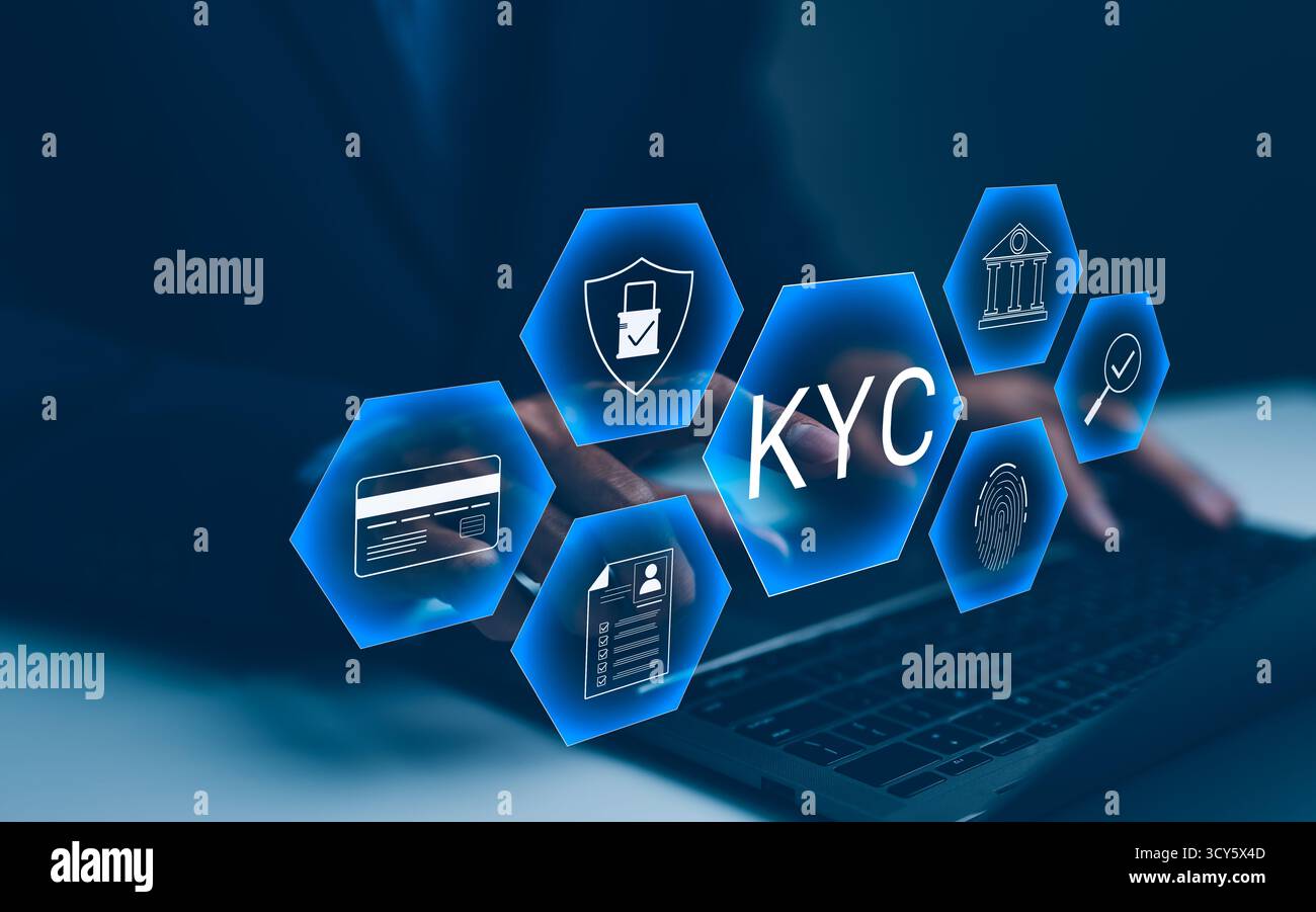 Interfaccia interattiva di conformità KYC con l'utente. Professionista aziendale che interagisce con la conformità e la sicurezza KYC (Know Your Customer) Foto Stock