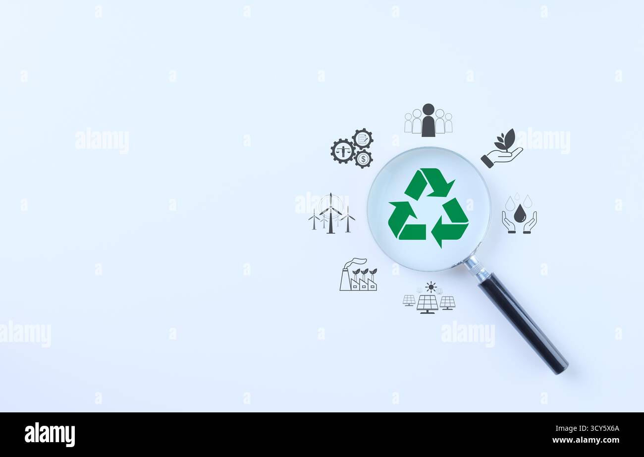 Sviluppo sostenibile e energia rinnovabile. Si concentra su un simbolo di riciclaggio con icone di energia rinnovabile, sostenibilità e ambiente Foto Stock