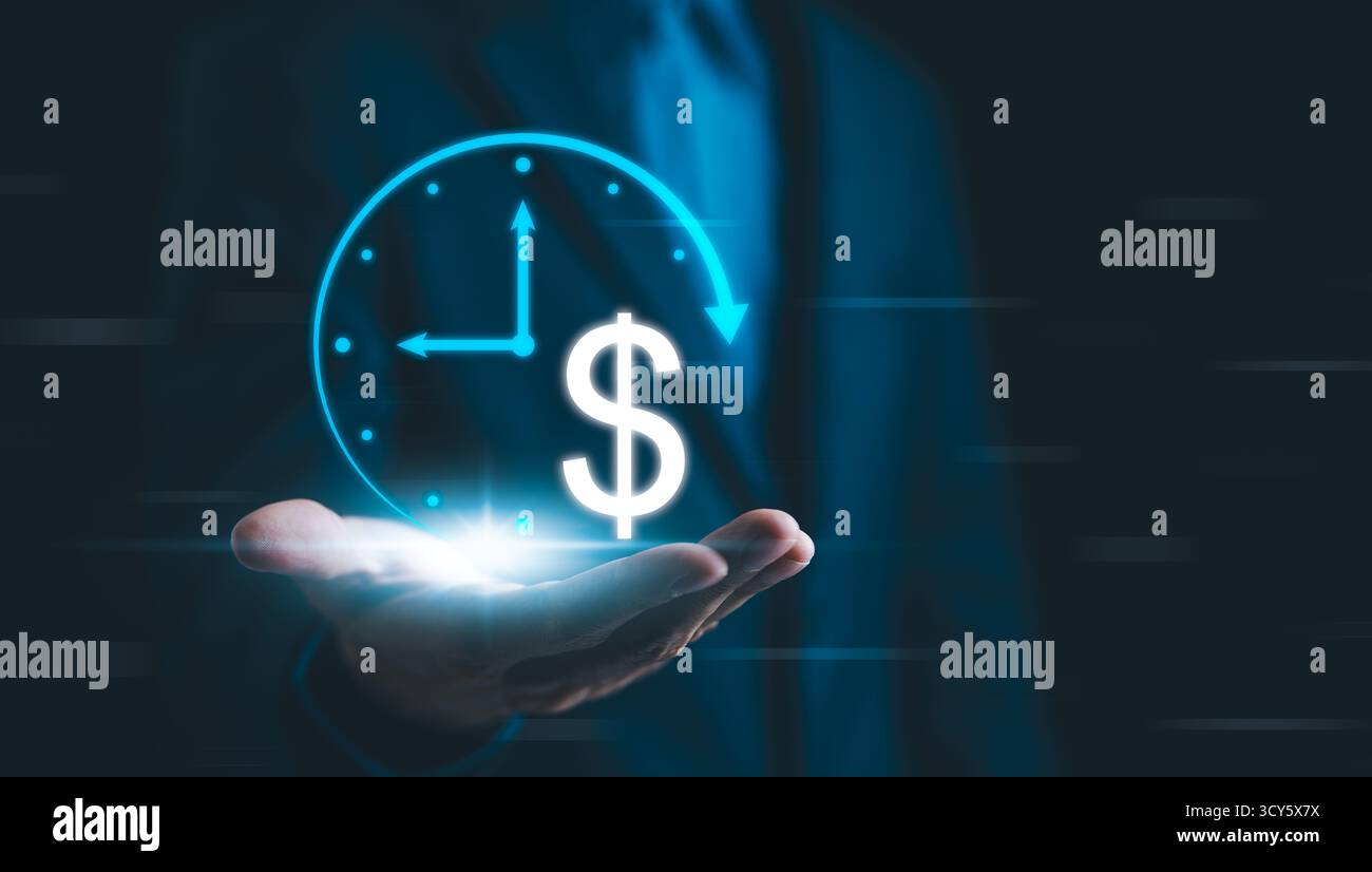 ROI, concetto di ritorno sugli investimenti. Un uomo d'affari con una tuta possiede un orologio olografico e un simbolo del dollaro, che rappresenta il concetto di tempo e finanziario Foto Stock