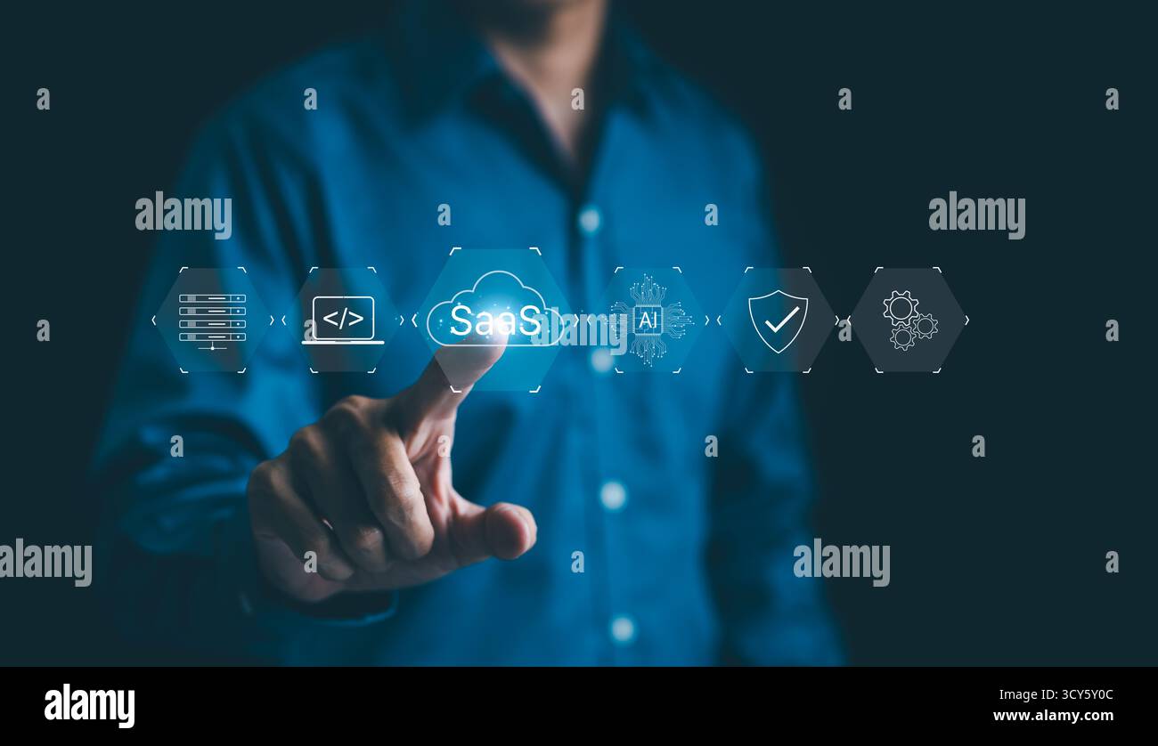 Concetto SaaS o software as a Service. Uomo d'affari che interagisce con icone digitali per SaaS, ai, programmazione, sicurezza, gestione server, Foto Stock