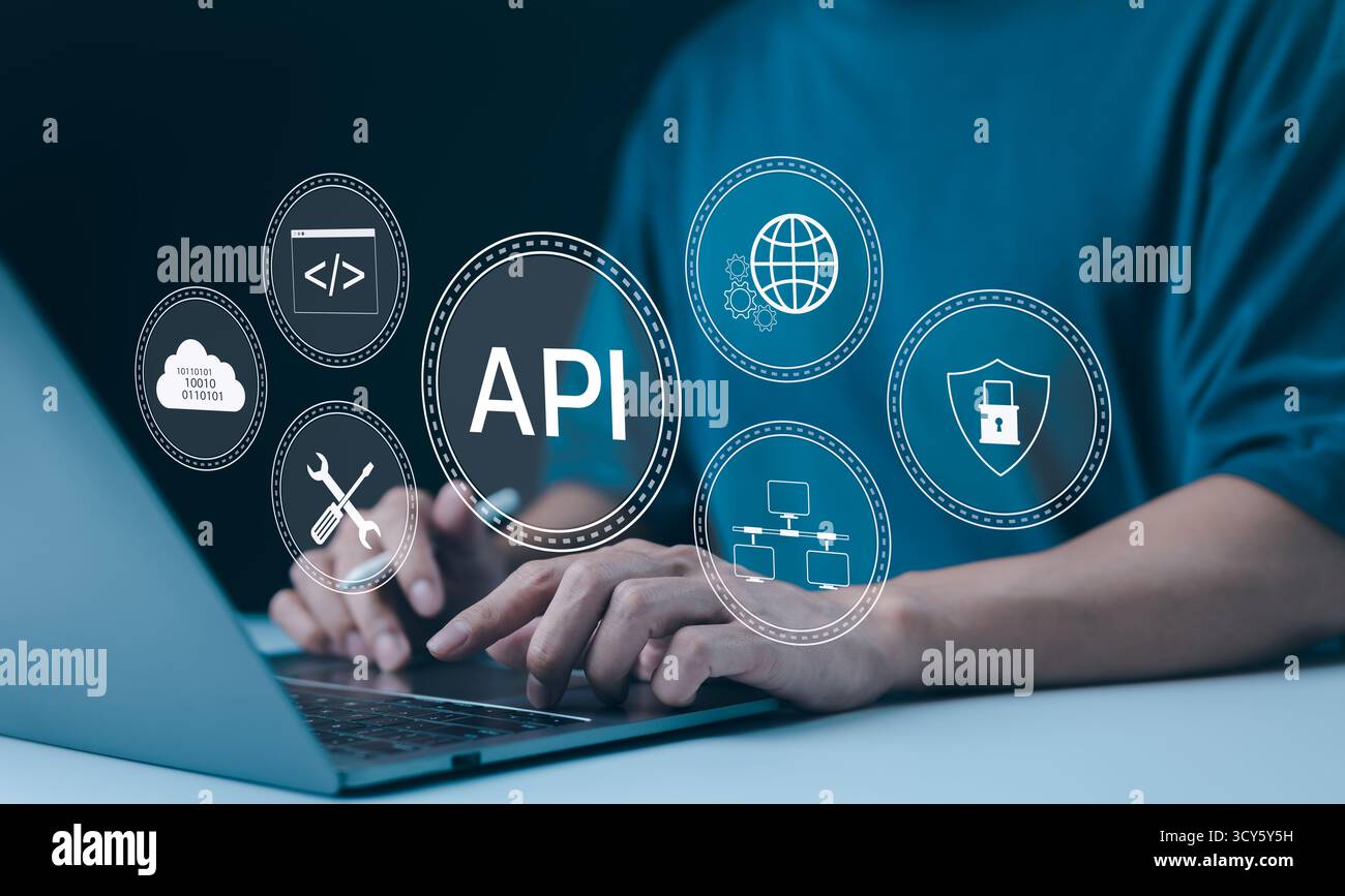 Concetto di API Application Programming Interface. Un programmatore digita su un laptop, interagendo con icone digitali che rappresentano lo sviluppo API, la sicurezza, Foto Stock