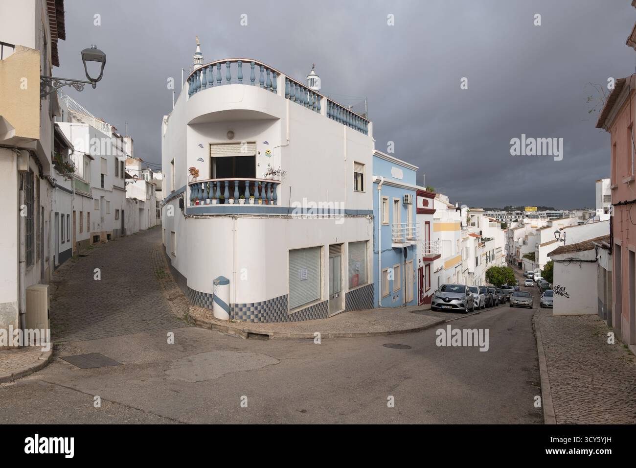 Città turistica di Lagos in Portogallo. Case all'angolo tra Rua Antonio Crisogono Dos Santos e Rua Jose Vieira Street. Foto Stock