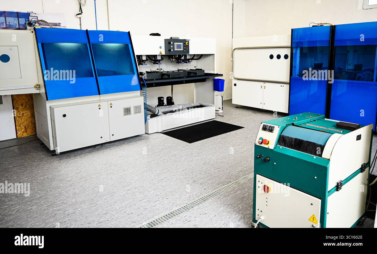 Linee di produzione e apparecchiature automatizzate per la lavorazione dei materiali in un impianto industriale pulito. Foto Stock