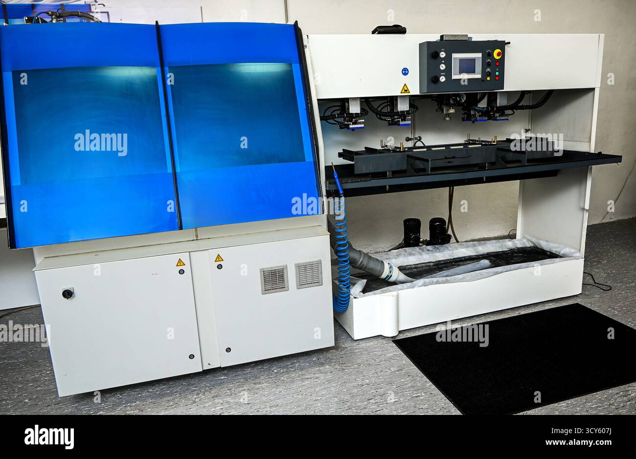 Macchina industriale avanzata che opera in un impianto di produzione automatizzato. Foto Stock