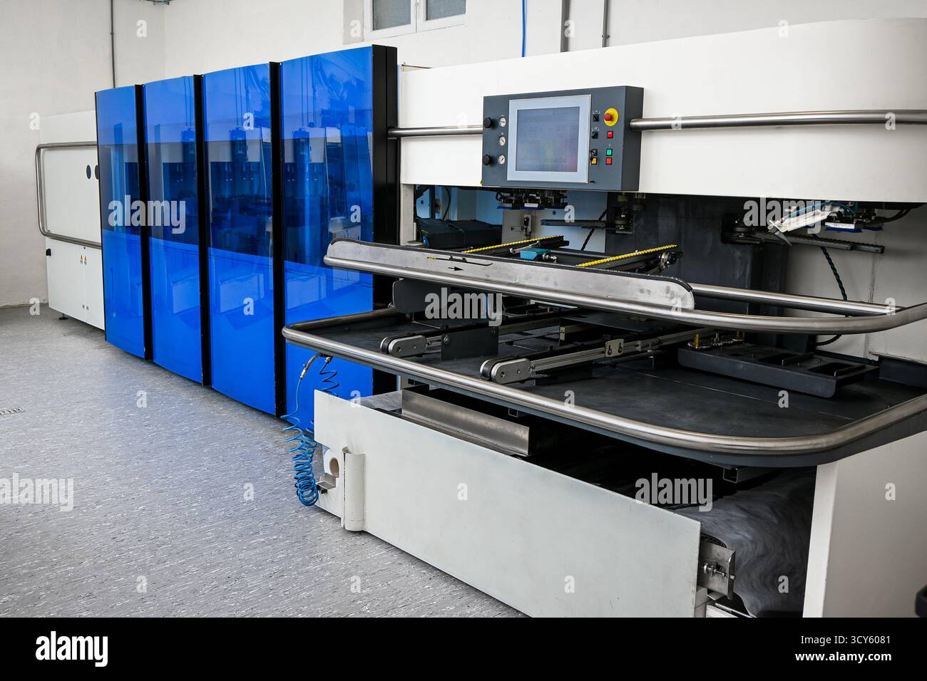 Macchina per la produzione industriale che opera con la moderna tecnologia di automazione. Foto Stock