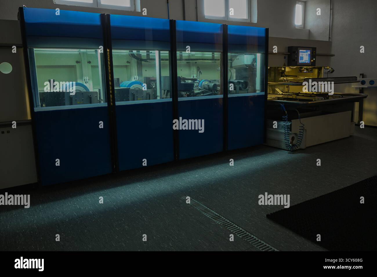 Macchinari industriali che eseguono processi di produzione in una struttura moderna. Foto Stock
