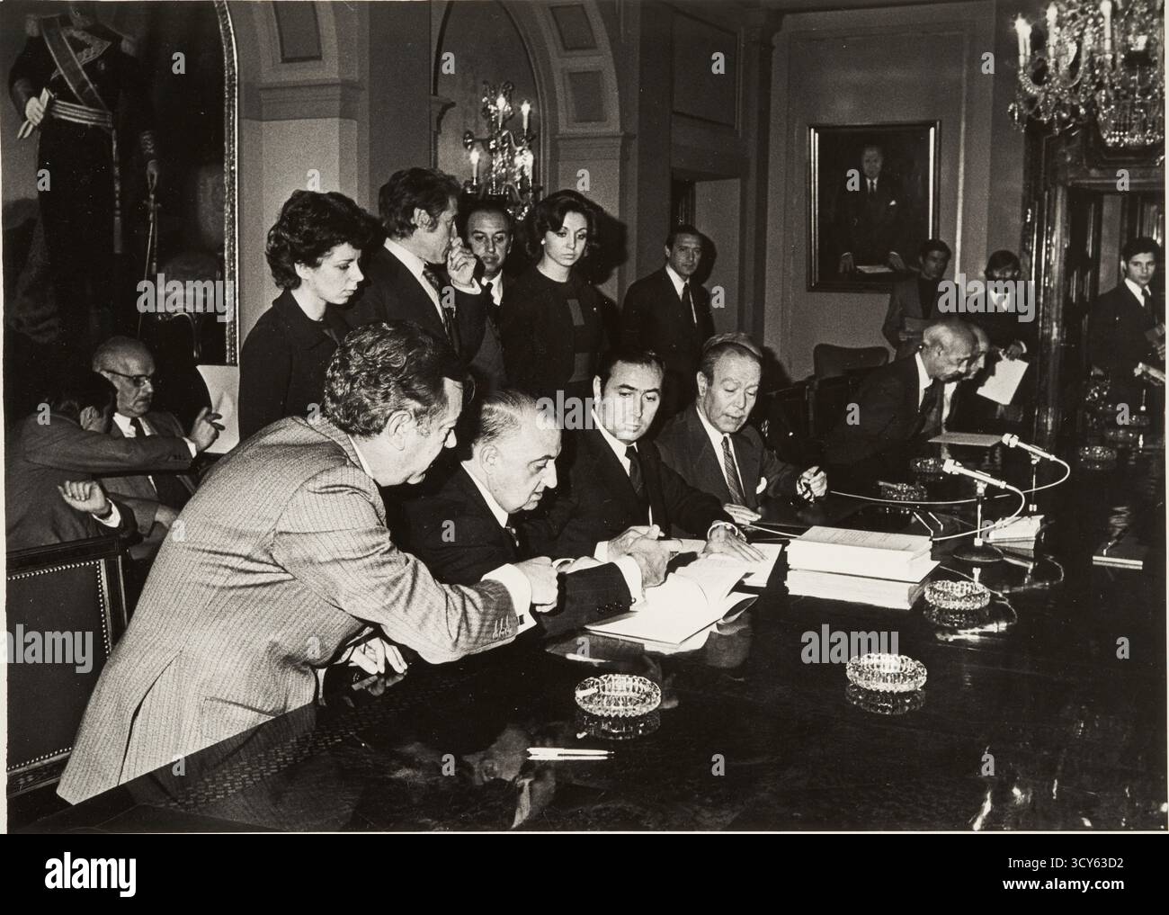 Madrid, 8 aprile 1974. Firma del documento che concede un prestito di 100 milioni di dollari a Telefónica presso la sede della società da otto banche spagnole e sedici straniere, presieduto da Vicente de la Calle, Vice Presidente del Consiglio di Amministrazione. La firma è stata fatta dall'amministratore delegato di Telefónica, Santiago Foncillas Casaús, e per conto delle istituzioni bancarie, dai rappresentanti della gestione del credito, presieduta dalla Banca Nationale de Paris, e congiuntamente da Banco de Bilbao, Banco Español de Crédito, Banco Hispano americano, Banco de Urquijo, Chase Manhattan, Dresner Bank, e Banca Rothschild. Credito: Album / Foto Stock