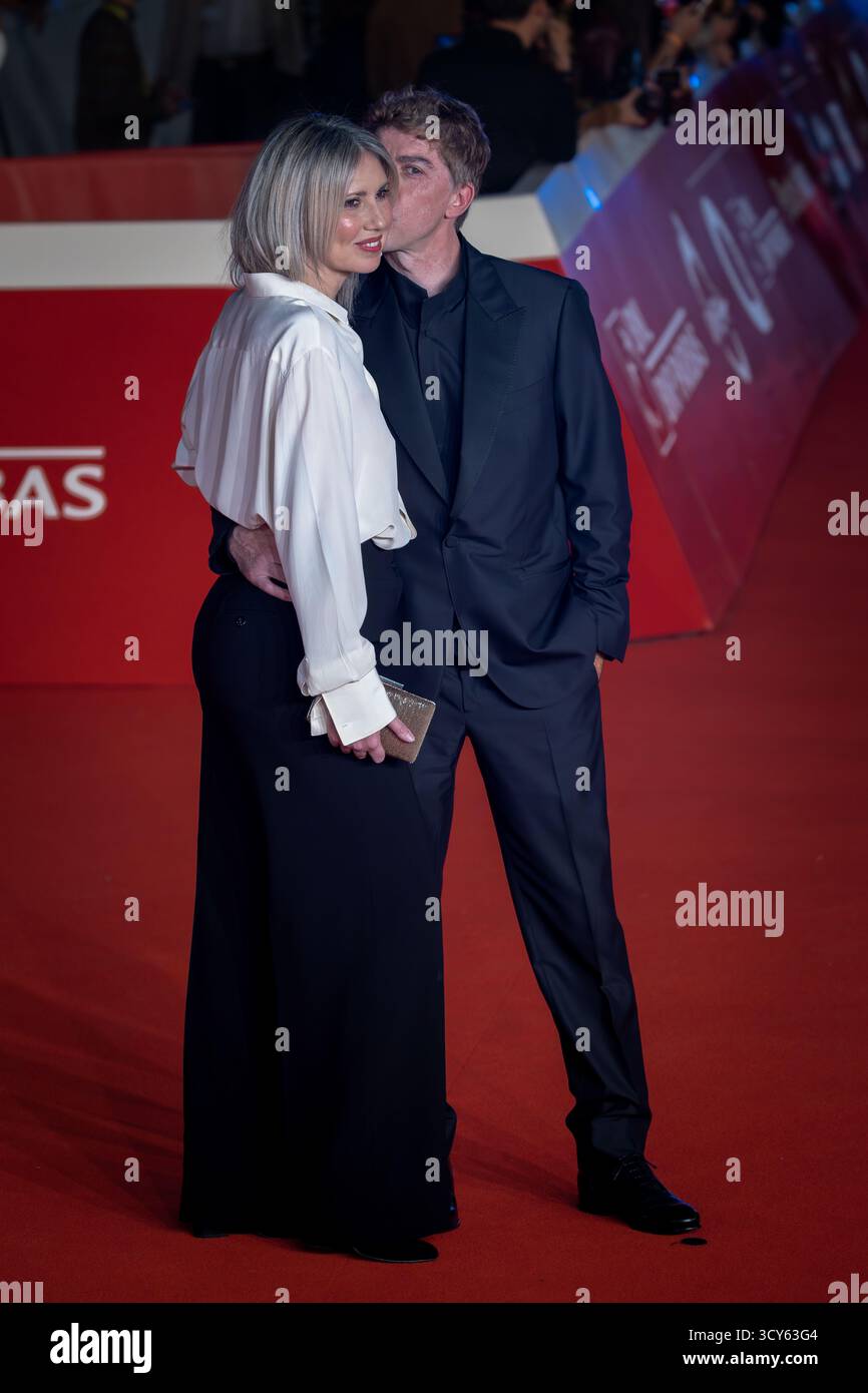 ROMA, ITALIA - 15 OTTOBRE 2025: Eva Nestori e Michele Riondino partecipano al Red carpet "la vita va Così" durante il 20° Festival del Cinema di Roma all'Auditorium Parco della musica il 15 ottobre 2025 a Roma. Foto Stock