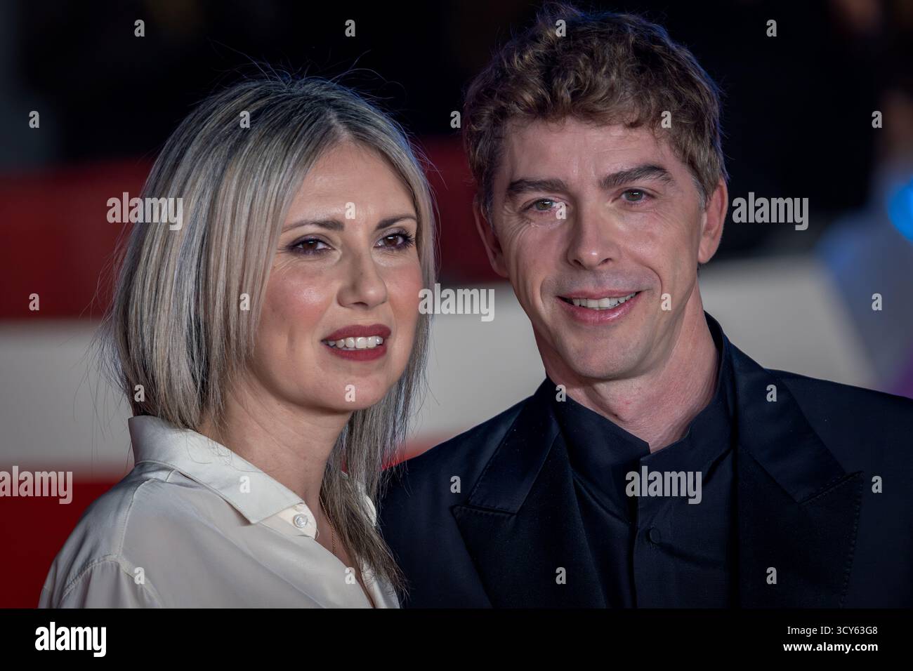 ROMA, ITALIA - 15 OTTOBRE 2025: Eva Nestori e Michele Riondino partecipano al Red carpet "la vita va Così" durante il 20° Festival del Cinema di Roma all'Auditorium Parco della musica il 15 ottobre 2025 a Roma. Foto Stock