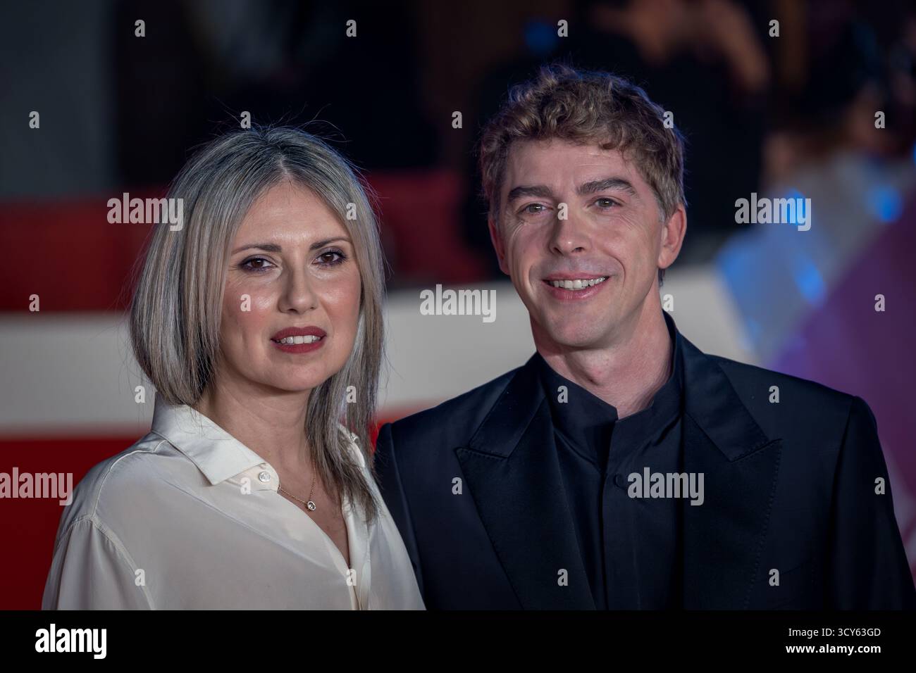 ROMA, ITALIA - 15 OTTOBRE 2025: Eva Nestori e Michele Riondino partecipano al Red carpet "la vita va Così" durante il 20° Festival del Cinema di Roma all'Auditorium Parco della musica il 15 ottobre 2025 a Roma. Foto Stock