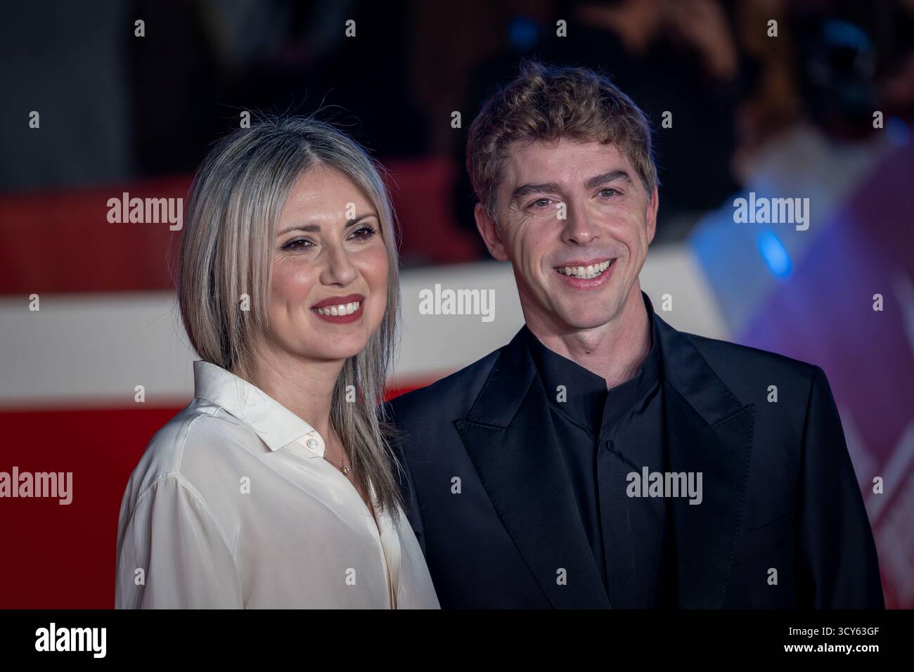 ROMA, ITALIA - 15 OTTOBRE 2025: Eva Nestori e Michele Riondino partecipano al Red carpet "la vita va Così" durante il 20° Festival del Cinema di Roma all'Auditorium Parco della musica il 15 ottobre 2025 a Roma. Foto Stock
