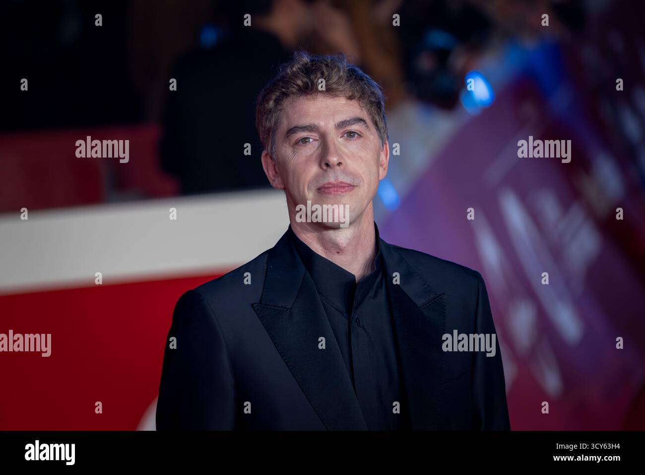 ROMA, ITALIA - 15 OTTOBRE 2025: Michele Riondino partecipa al Red carpet "la vita va Così" durante il 20° Festival del Cinema di Roma presso l'Auditorium Parco della musica il 15 ottobre 2025 a Roma Foto Stock