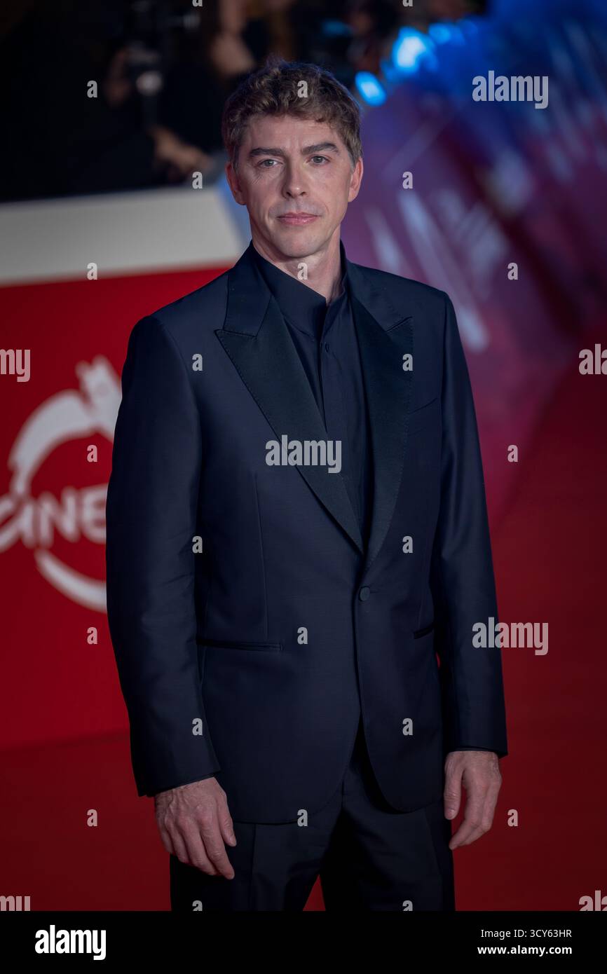 ROMA, ITALIA - 15 OTTOBRE 2025: Michele Riondino partecipa al Red carpet "la vita va Così" durante il 20° Festival del Cinema di Roma presso l'Auditorium Parco della musica il 15 ottobre 2025 a Roma Foto Stock