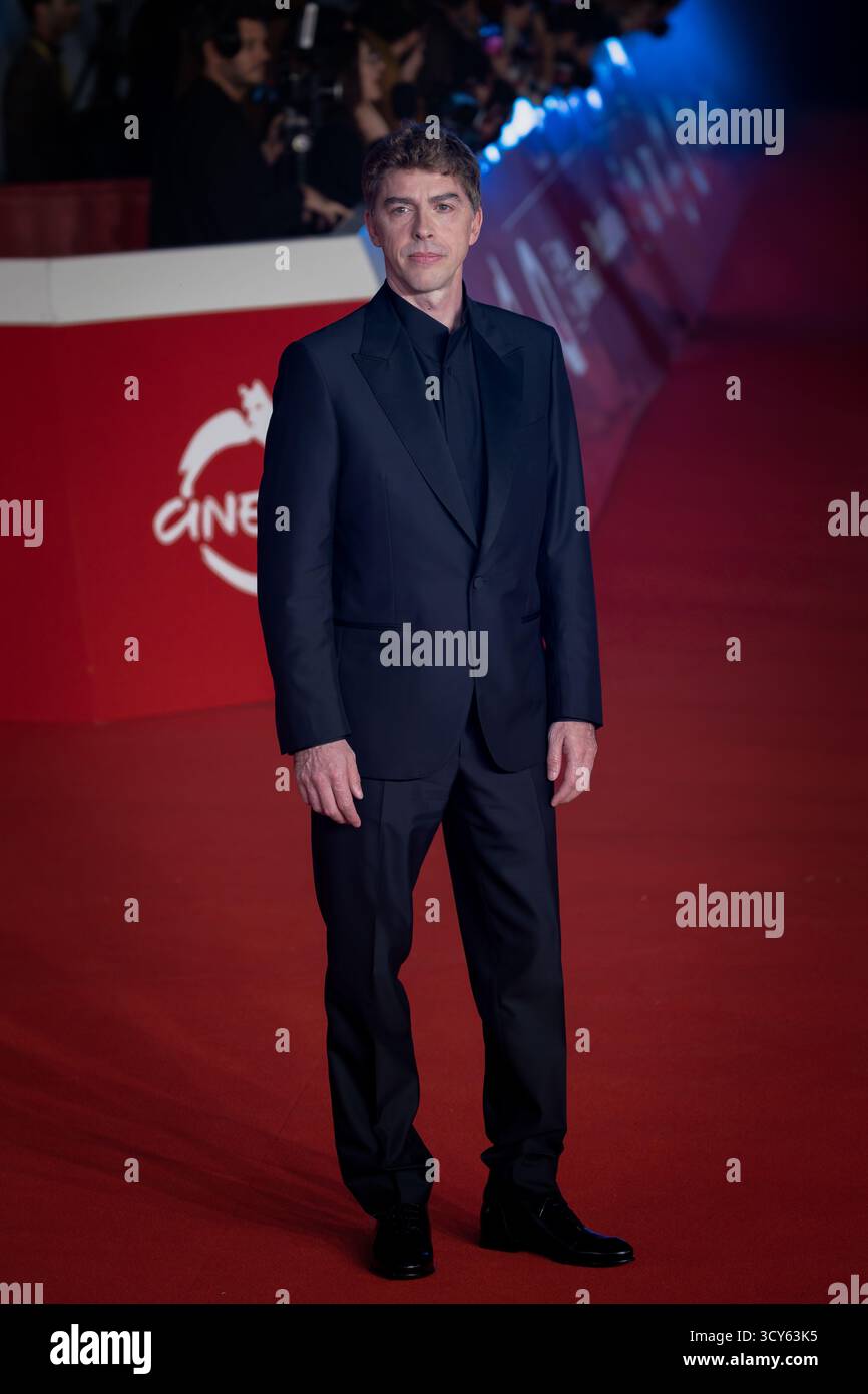 ROMA, ITALIA - 15 OTTOBRE 2025: Michele Riondino partecipa al Red carpet "la vita va Così" durante il 20° Festival del Cinema di Roma presso l'Auditorium Parco della musica il 15 ottobre 2025 a Roma Foto Stock