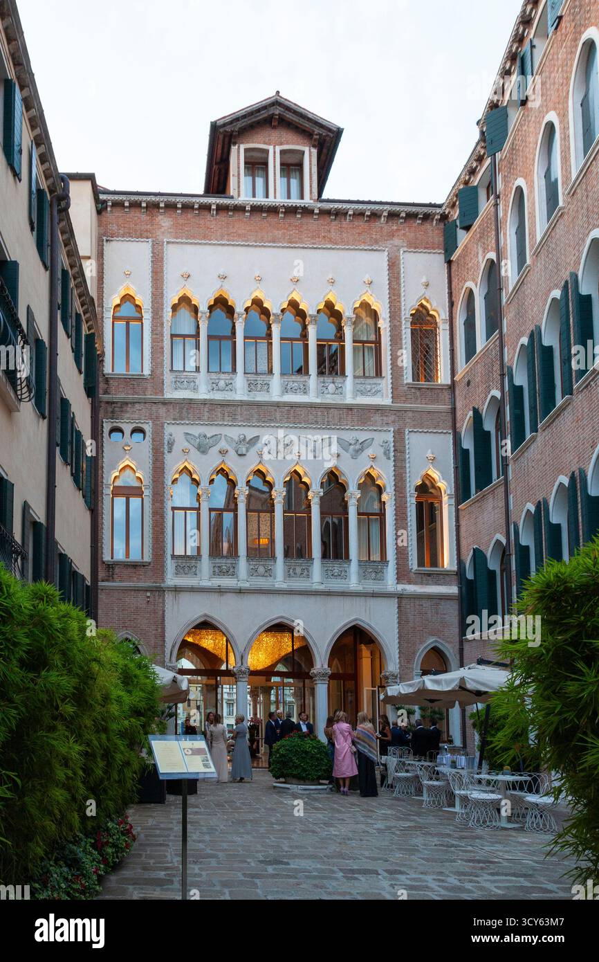 Cortile del Palazzo Genovese, oggi hotel 5 stelle di lusso, SINAD Centurion Palace Hotel, Dorsoduro, Venezia, Italia. Architettura neogotica Foto Stock