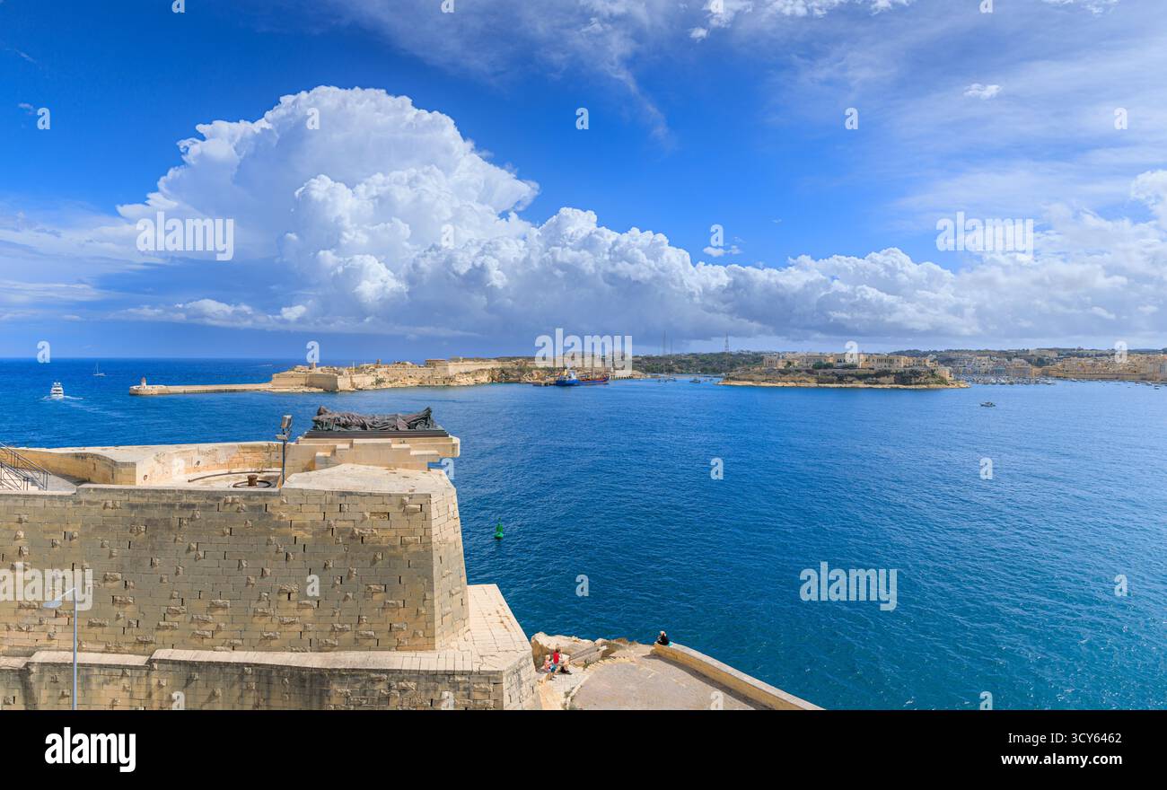 Vista del Porto grande vista del Bastione di Santa Barbara a la Valletta, Malta. Foto Stock