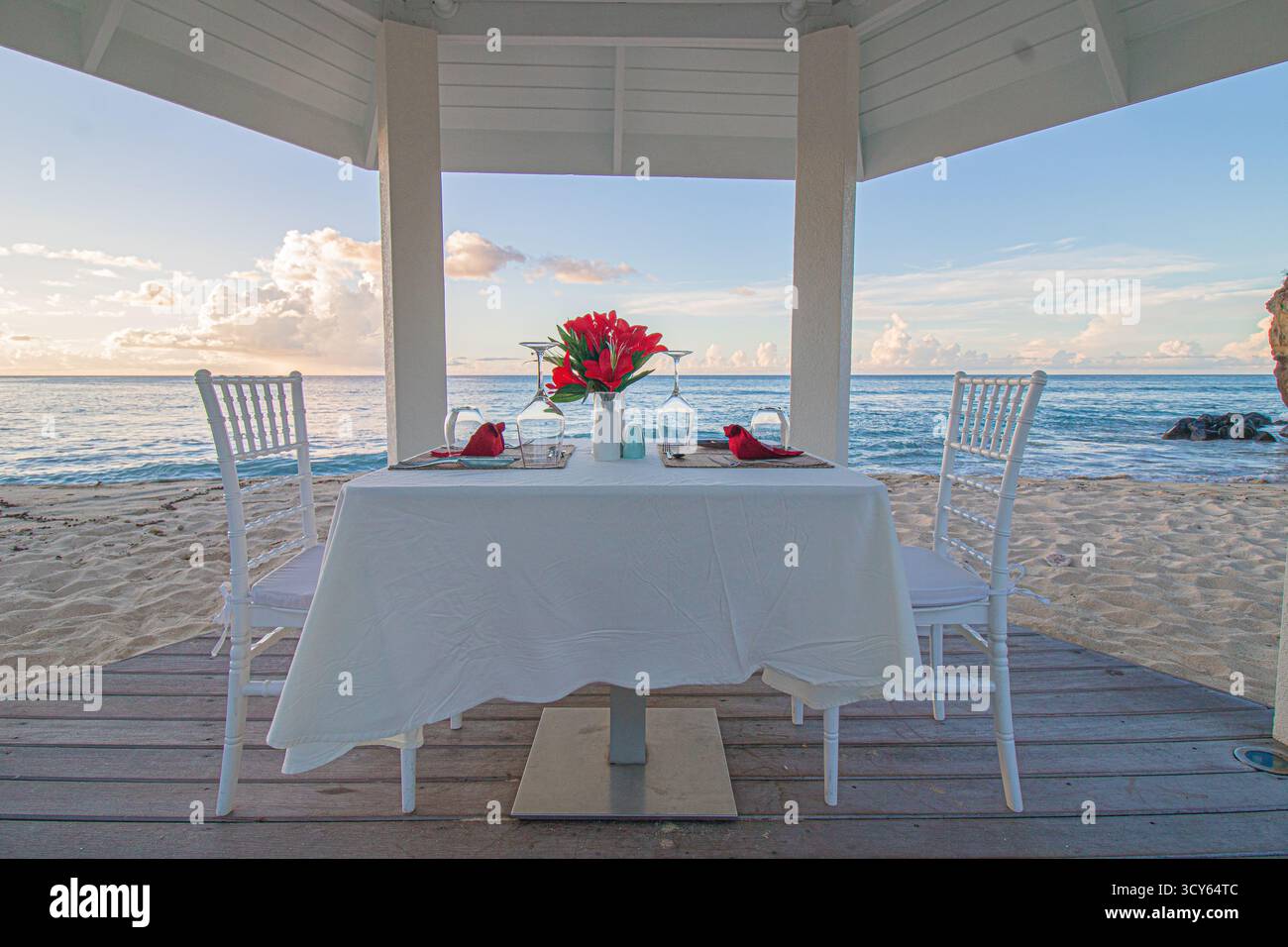Cena romantica allestita per una coppia sulla spiaggia di Grenada. Foto Stock