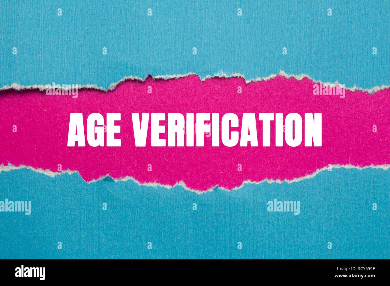 Messaggio di verifica dell'età scritto su carta strappata blu su sfondo rosa. Simbolo di verifica dell'età concettuale. Copia spazio. Foto Stock