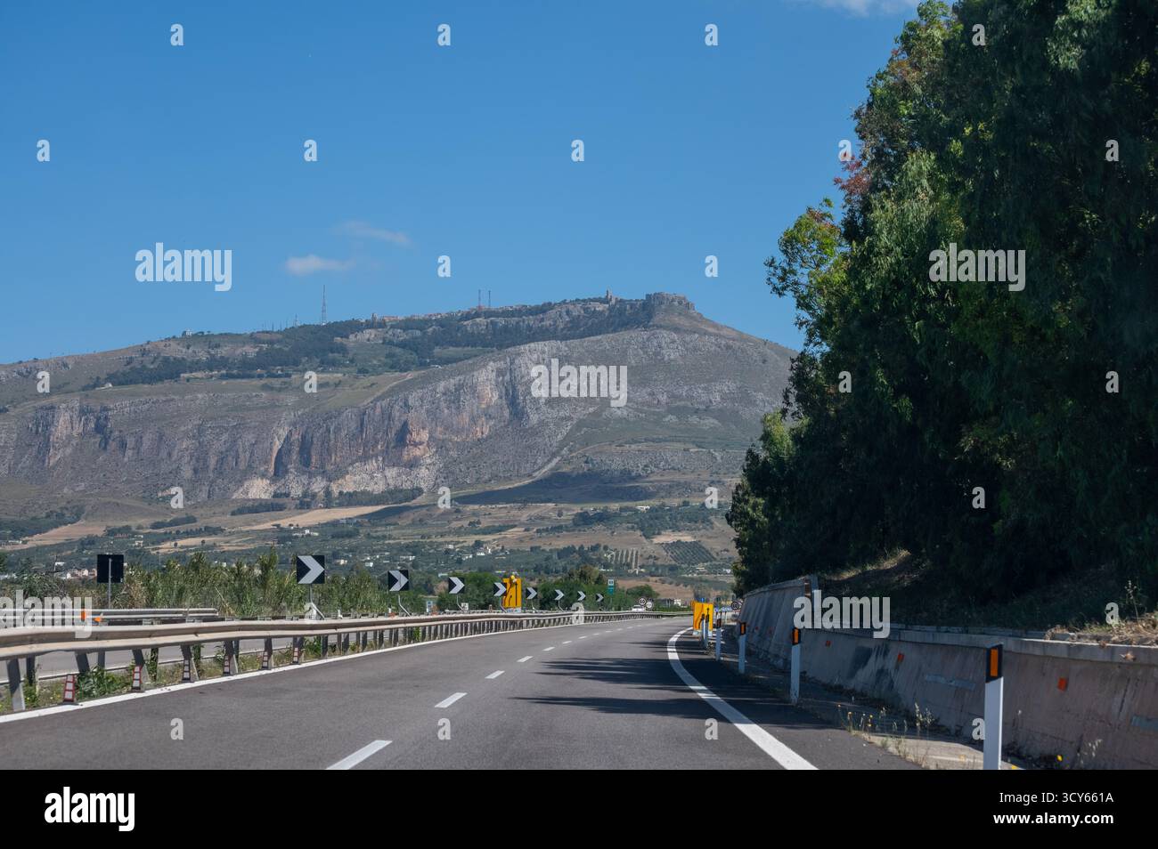 Trasporto su strada in Sicilia, Italia, cartelli verdi guida alle città tramite autostrade, cartelli blu per le strade cittadine. Frecce, distanze, uscite stradali aiutano tra Foto Stock