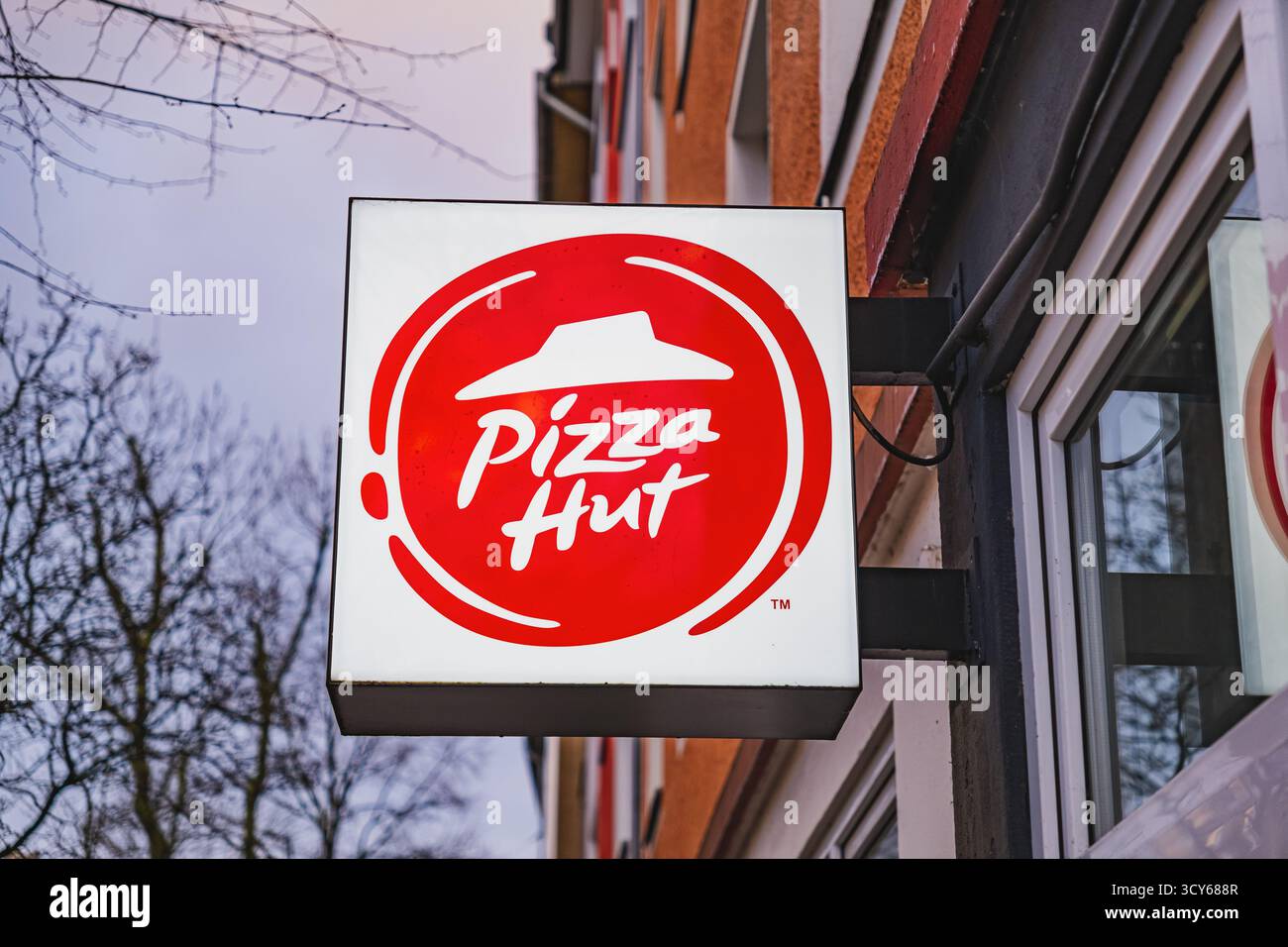 Logo Pizza Hut all'ingresso del ristorante Foto Stock
