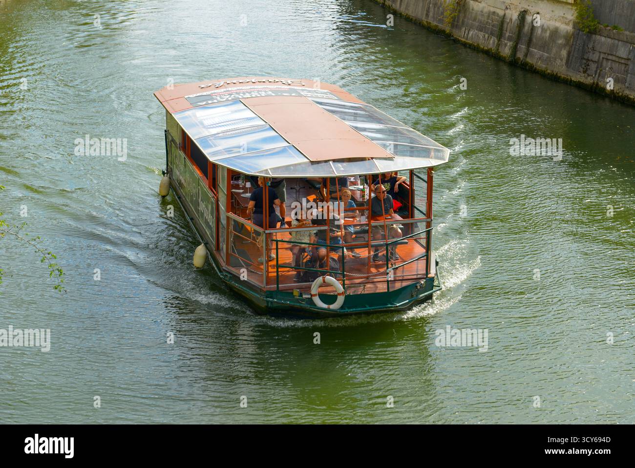 Barche turistiche sul fiume Ljubljanica nel centro storico di Lubiana, Slovenia Foto Stock