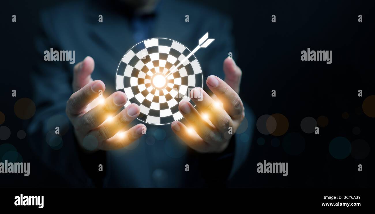 Mani che presentano un tabellone digitale con una freccia che rappresenta precisione, leadership e definizione degli obiettivi aziendali. Perfetto per il successo aziendale e la strategia Foto Stock