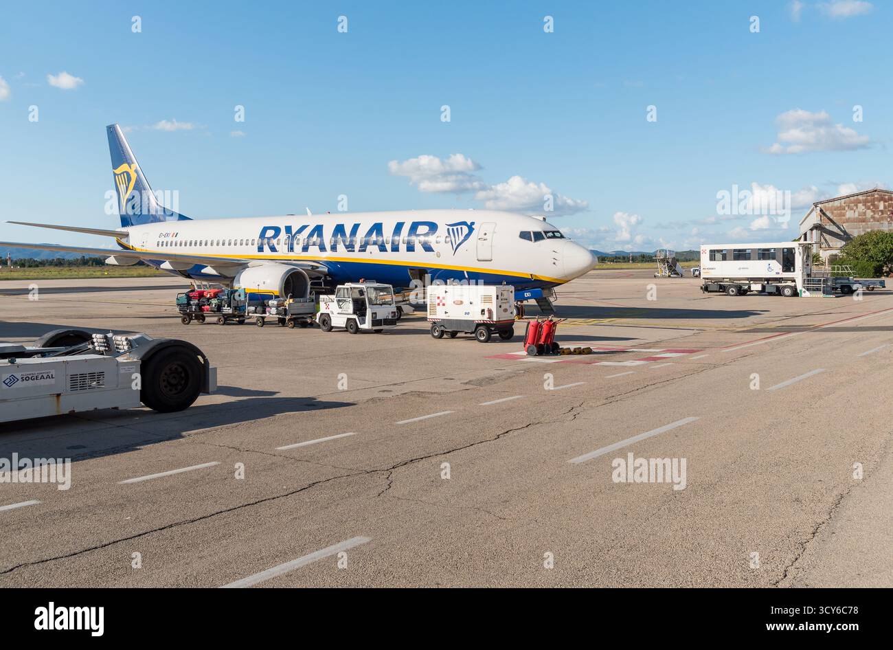 Alghero, Sardegna, Itay - 1 ottobre 2025: Boeing Aircraft della compagnia aerea low-cost Ryanair all'aeroporto internazionale di Alghero-Fertilia. Foto Stock