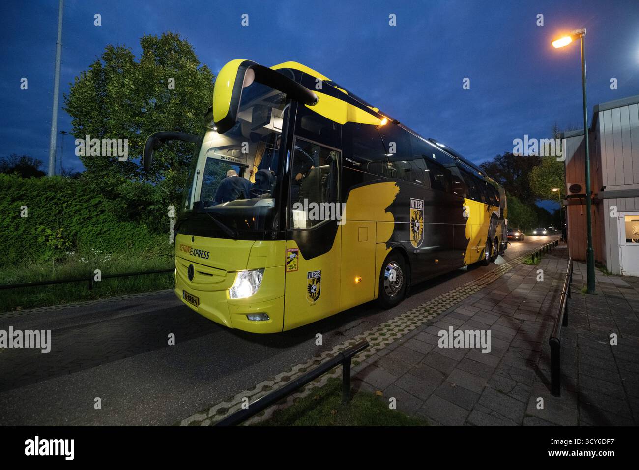 Eindhoven, Paesi Bassi. 17 ottobre 2025. EINDHOVEN, 17-10-2025, Jan Louwers Stadium, Dutch Keukenkampioendivisie football, stagione 2025/2026, partita tra FC Eindhoven e Vitesse, le immagini mostrano l'autobus Vitesse arriva in ritardo allo stadio a causa di un ingorgo di traffico credito: Pro Shots/Alamy Live News Foto Stock