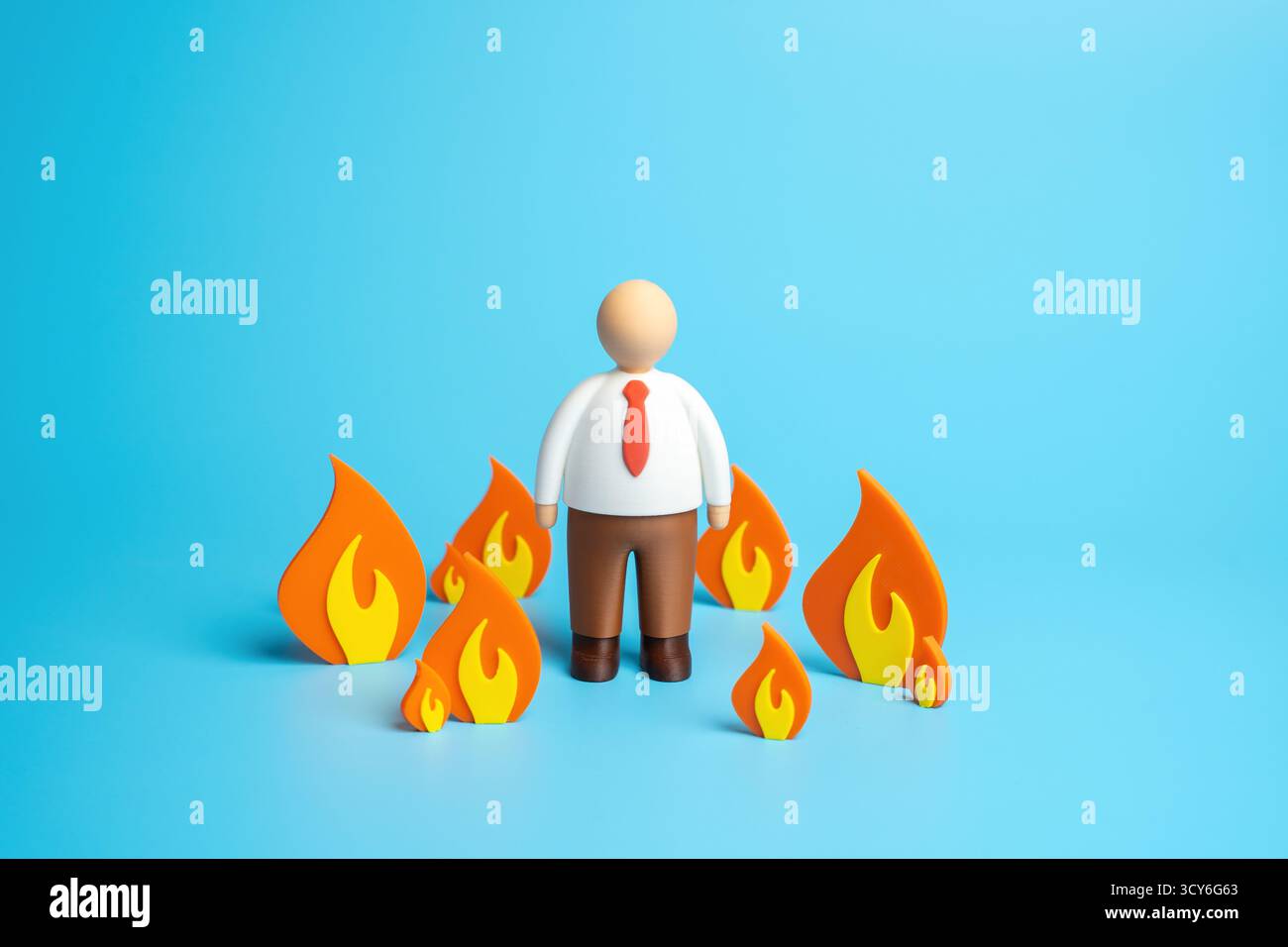 Un impiegato sta nel fuoco. Una metafora per scadenze imminenti, carichi di lavoro pesanti e straordinari. Burnout, pressione ed esaurimento emotivo. Wor Foto Stock