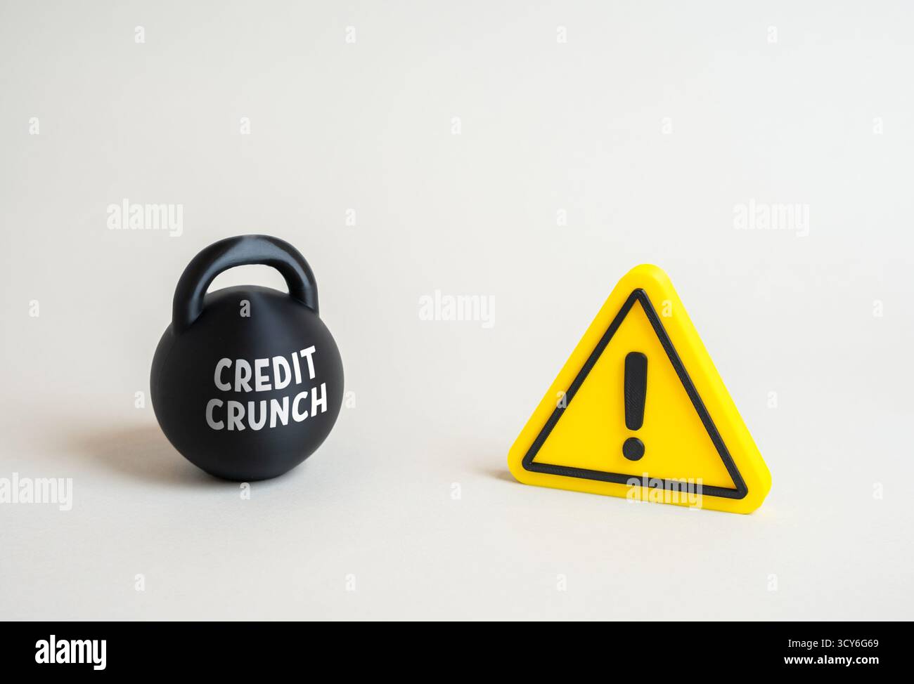 Minaccia di stretta creditizia. Avvertimento finanziario sull'instabilità economica e sul rischio. Crisi bancaria, politica monetaria e prudenza sugli investimenti. Finanza, notizie, A. Foto Stock