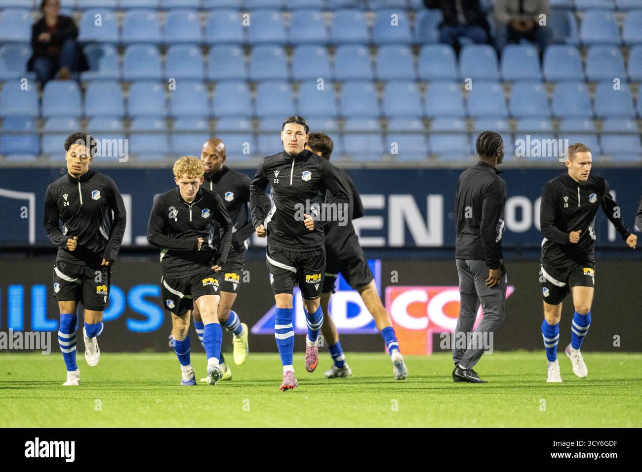 Eindhoven, Paesi Bassi. 17 ottobre 2025. EINDHOVEN, 17-10-2025, Jan Louwers Stadium, Dutch Keukenkampioendivisie football, stagione 2025/2026, partita tra FC Eindhoven e Vitesse, l'immagine mostra il riscaldamento FC Eindhoven credito: Pro Shots/Alamy Live News Foto Stock