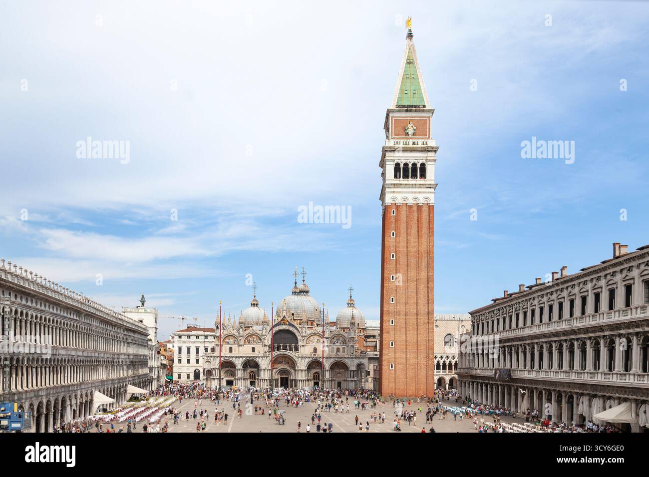 Vista sopraelevata di Piazza San Marco, Basilica San Marco e Campanile di San Marco dal Museo Correr, Venezia, Italia Foto Stock