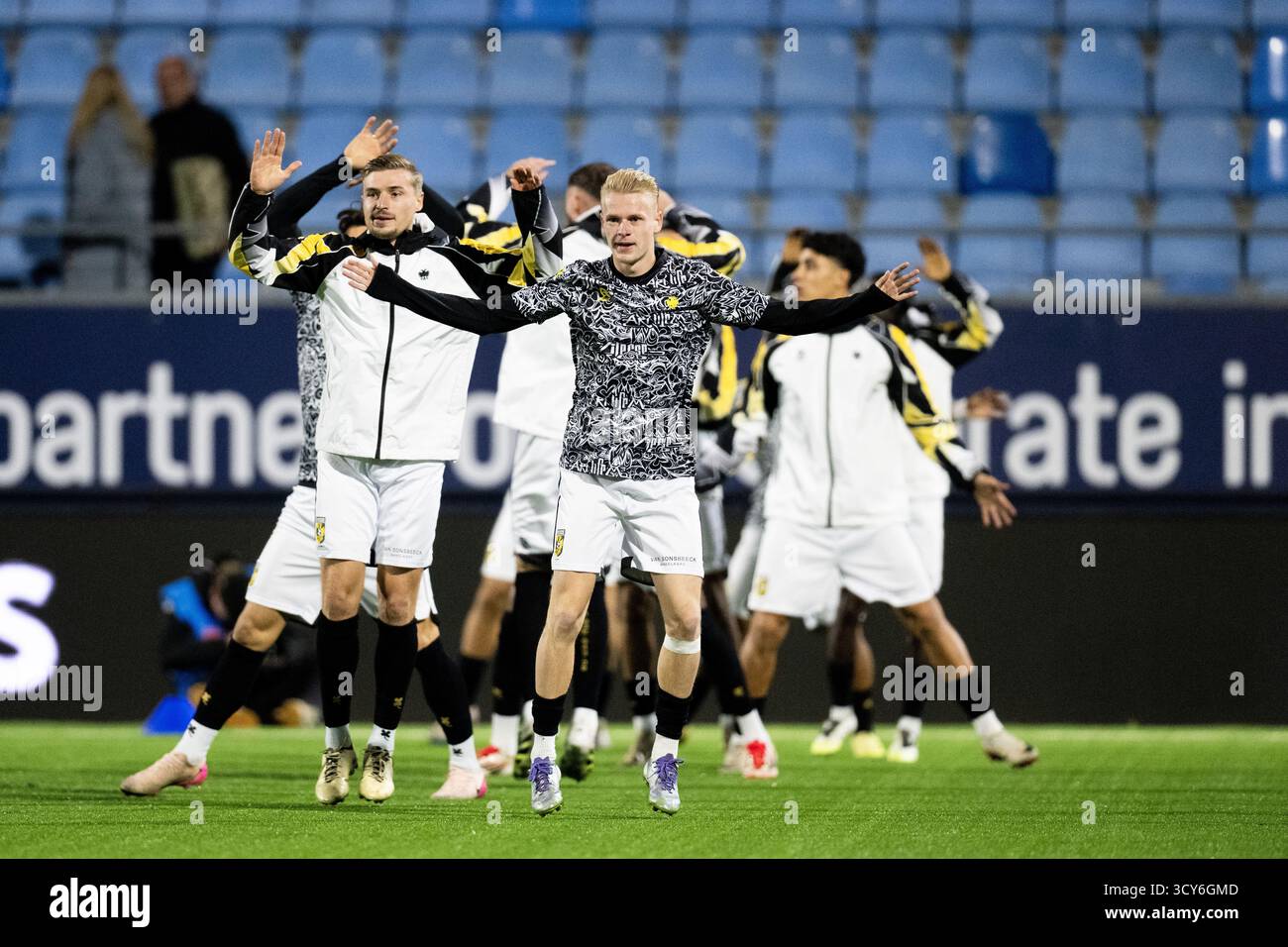 Eindhoven, Paesi Bassi. 17 ottobre 2025. EINDHOVEN, 17-10-2025, Jan Louwers Stadium, Dutch Keukenkampioendivisie football, stagione 2025/2026, partita tra FC Eindhoven e Vitesse, l'immagine mostra il riscaldamento Vitesse Credit: Pro Shots/Alamy Live News Foto Stock